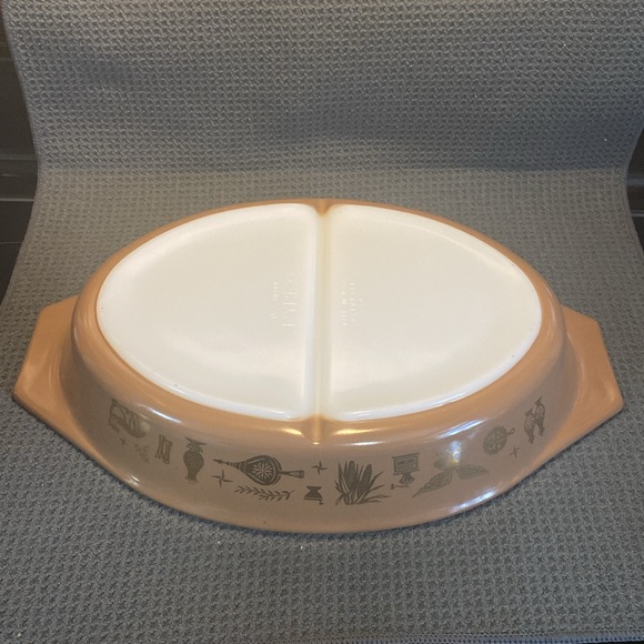 Pyrex Early American divided casserole dish with lid. - Picture 5 of 6